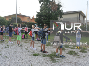 Throughout Italy, the crisis due to Covid 19 has forced schools to delay their opening, until today. This morning the G. Negri Elementary Sc...