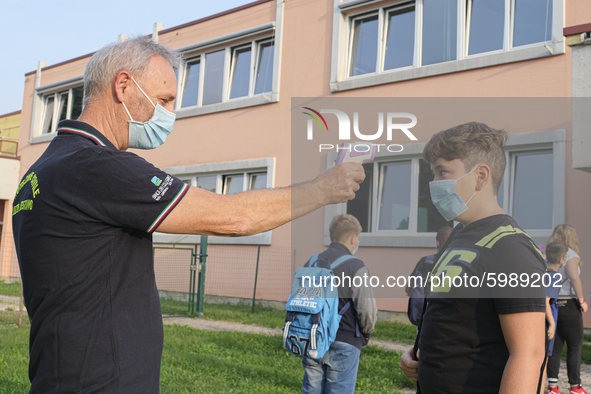 Throughout Italy, the crisis due to Covid 19 has forced schools to delay their opening, until today. This morning the G. Negri Elementary Sc...