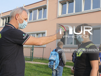 Throughout Italy, the crisis due to Covid 19 has forced schools to delay their opening, until today. This morning the G. Negri Elementary Sc...