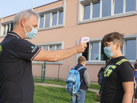 Throughout Italy, the crisis due to Covid 19 has forced schools to delay their opening, until today. This morning the G. Negri Elementary Sc...