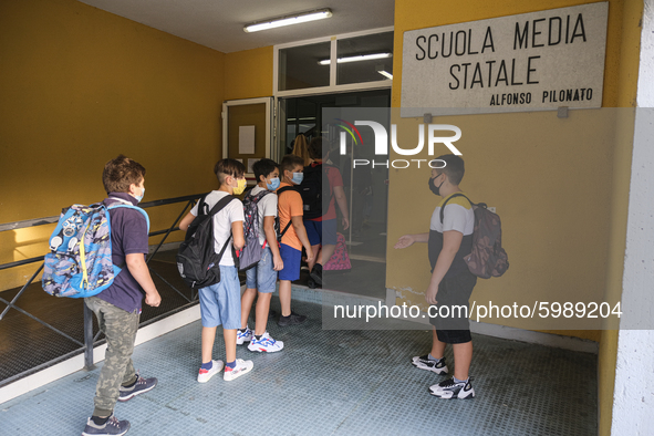 Throughout Italy, the crisis due to Covid 19 has forced schools to delay their opening, until today. This morning the G. Negri Elementary Sc...