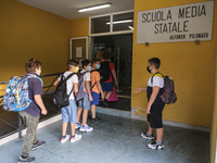 Throughout Italy, the crisis due to Covid 19 has forced schools to delay their opening, until today. This morning the G. Negri Elementary Sc...