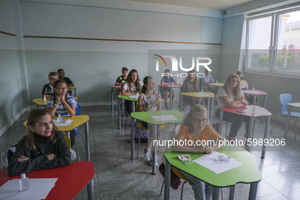 Throughout Italy, the crisis due to Covid 19 has forced schools to delay their opening, until today. This morning the G. Negri Elementary Sc...