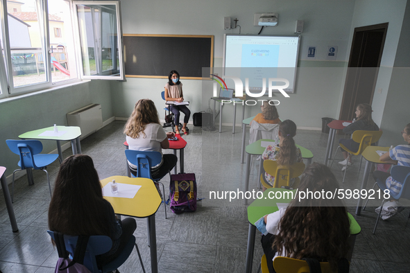 Throughout Italy, the crisis due to Covid 19 has forced schools to delay their opening, until today. This morning the G. Negri Elementary Sc...