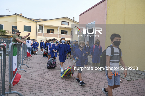 Throughout Italy, the crisis due to Covid 19 has forced schools to delay their opening, until today. This morning the G. Negri Elementary Sc...