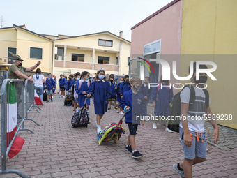 Throughout Italy, the crisis due to Covid 19 has forced schools to delay their opening, until today. This morning the G. Negri Elementary Sc...