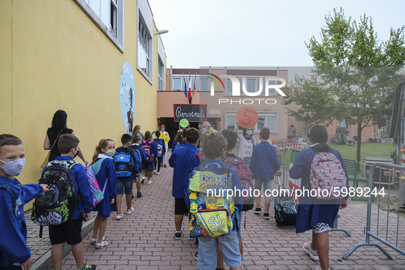 Throughout Italy, the crisis due to Covid 19 has forced schools to delay their opening, until today. This morning the G. Negri Elementary Sc...