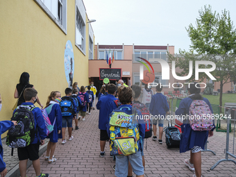 Throughout Italy, the crisis due to Covid 19 has forced schools to delay their opening, until today. This morning the G. Negri Elementary Sc...