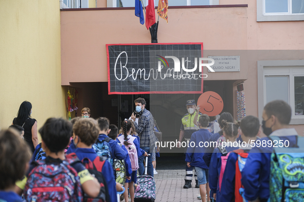 Throughout Italy, the crisis due to Covid 19 has forced schools to delay their opening, until today. This morning the G. Negri Elementary Sc...