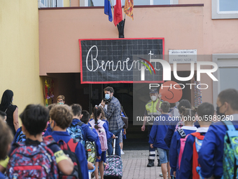 Throughout Italy, the crisis due to Covid 19 has forced schools to delay their opening, until today. This morning the G. Negri Elementary Sc...