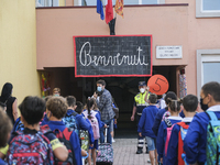 Throughout Italy, the crisis due to Covid 19 has forced schools to delay their opening, until today. This morning the G. Negri Elementary Sc...