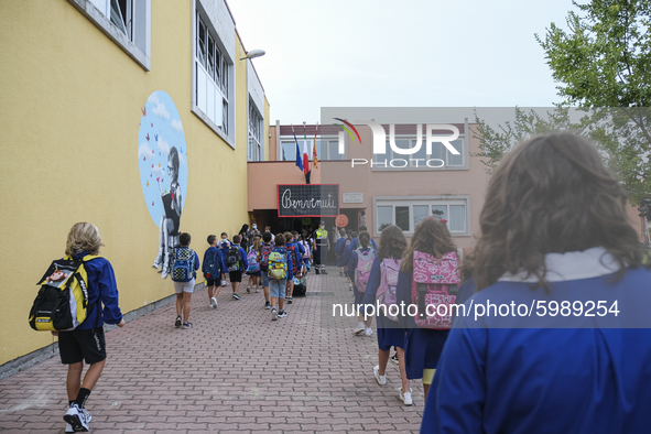 Throughout Italy, the crisis due to Covid 19 has forced schools to delay their opening, until today. This morning the G. Negri Elementary Sc...