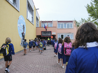 Throughout Italy, the crisis due to Covid 19 has forced schools to delay their opening, until today. This morning the G. Negri Elementary Sc...