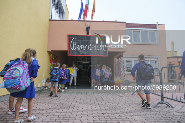 Throughout Italy, the crisis due to Covid 19 has forced schools to delay their opening, until today. This morning the G. Negri Elementary Sc...