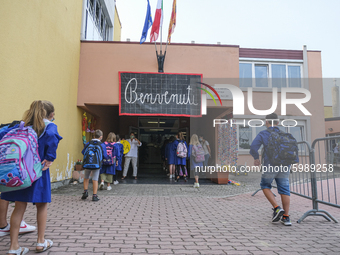 Throughout Italy, the crisis due to Covid 19 has forced schools to delay their opening, until today. This morning the G. Negri Elementary Sc...