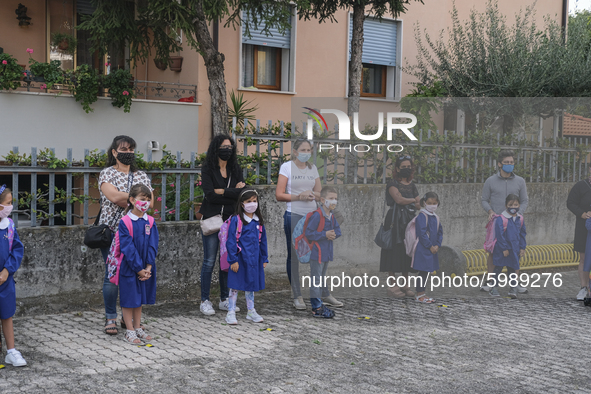 Throughout Italy, the crisis due to Covid 19 has forced schools to delay their opening, until today. This morning the G. Negri Elementary Sc...