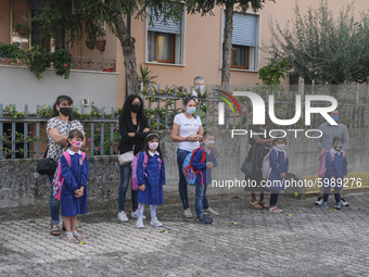 Throughout Italy, the crisis due to Covid 19 has forced schools to delay their opening, until today. This morning the G. Negri Elementary Sc...