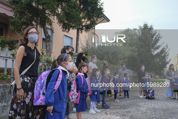 Throughout Italy, the crisis due to Covid 19 has forced schools to delay their opening, until today. This morning the G. Negri Elementary Sc...