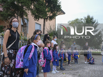 Throughout Italy, the crisis due to Covid 19 has forced schools to delay their opening, until today. This morning the G. Negri Elementary Sc...