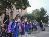 Throughout Italy, the crisis due to Covid 19 has forced schools to delay their opening, until today. This morning the G. Negri Elementary Sc...