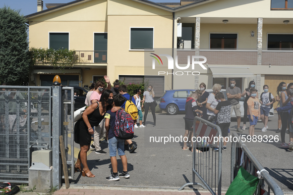 Throughout Italy, the crisis due to Covid 19 has forced schools to delay their opening, until today. This morning the G. Negri Elementary Sc...