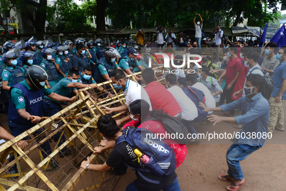 Police barricade Student Union activists stage a demonstration in front of Ministry of Education demanding reducing the fee of school and co...