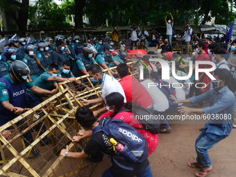 Police barricade Student Union activists stage a demonstration in front of Ministry of Education demanding reducing the fee of school and co...