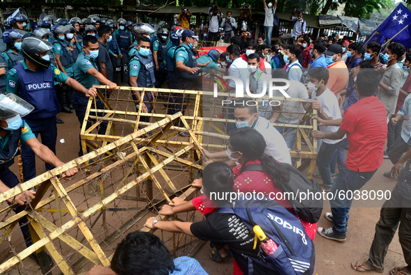 Police barricade Student Union activists stage a demonstration in front of Ministry of Education demanding reducing the fee of school and co...