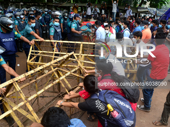 Police barricade Student Union activists stage a demonstration in front of Ministry of Education demanding reducing the fee of school and co...