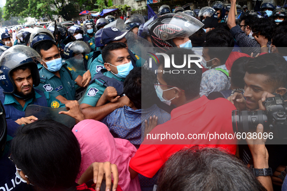 Police barricade Student Union activists stage a demonstration in front of Ministry of Education demanding reducing the fee of school and co...