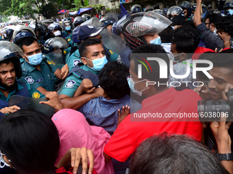 Police barricade Student Union activists stage a demonstration in front of Ministry of Education demanding reducing the fee of school and co...