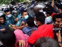 Police barricade Student Union activists stage a demonstration in front of Ministry of Education demanding reducing the fee of school and co...