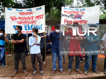 Student Union activists stage a demonstration in front of Ministry of Education demanding reducing the fee of school and college students du...