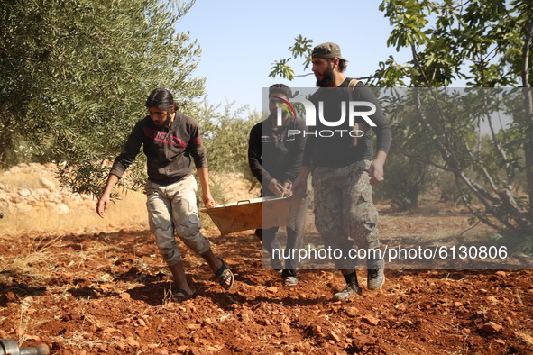 Members of the Syrian armed opposition (Jaysh al-Izza) target sites of the Syrian regime in the southern countryside of Idlib in the northwe...