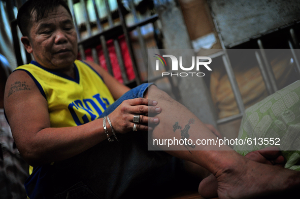 Go to http://nurphoto.com/reportages/ to see more - BATANG CEBU 45 / Ameliano an inmate who is in jail for the longest time around 22 years...