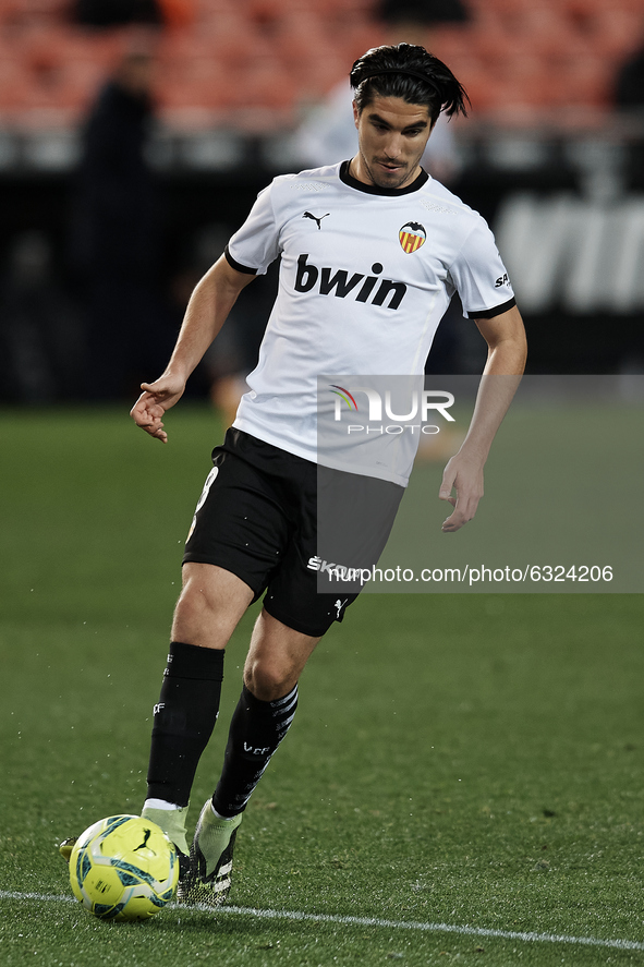 Carlos Soler of Valencia controls the ball during the La Liga Santander match between Valencia CF and Cadiz CF at Estadio Mestalla on Januar...