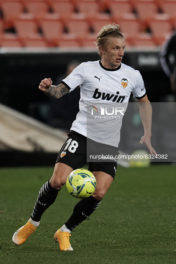 Daniel Wass of Valencia controls the ball during the La Liga Santander match between Valencia CF and Cadiz CF at Estadio Mestalla on January...