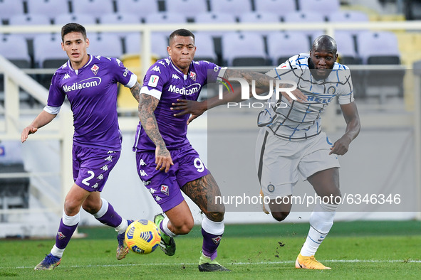 Igor of ACF Fiorentina and Romelu Lukaku of FC Internazionale compete for the ball during the Coppa Italia match between ACF Fiorentina and...