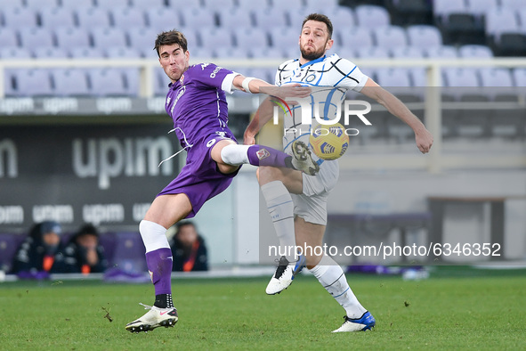 Dusan Vlahovic of ACF Fiorentina and Stefan de Vrij of FC Internazionale compete for the ball during the Coppa Italia match between ACF Fior...