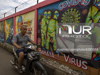 Tangerang, Banten, Indonesia, 26 January 2021 :An old man without mask passing by the mural.  Indonesia reach out to 1 million of Covid19 po...