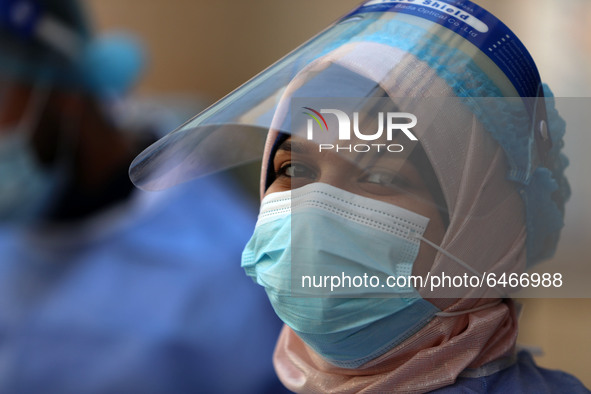 A Palestinian health worker in a United Nations-run clinic amid the coronavirus disease (COVID-19) outbreak, in Gaza City February 24, 2021....