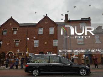 As a hearse drives by, New Street residents launch white balloons to say goodbye to Mrs. Quinn (89), their recently deceased neighbour.
Sinc...