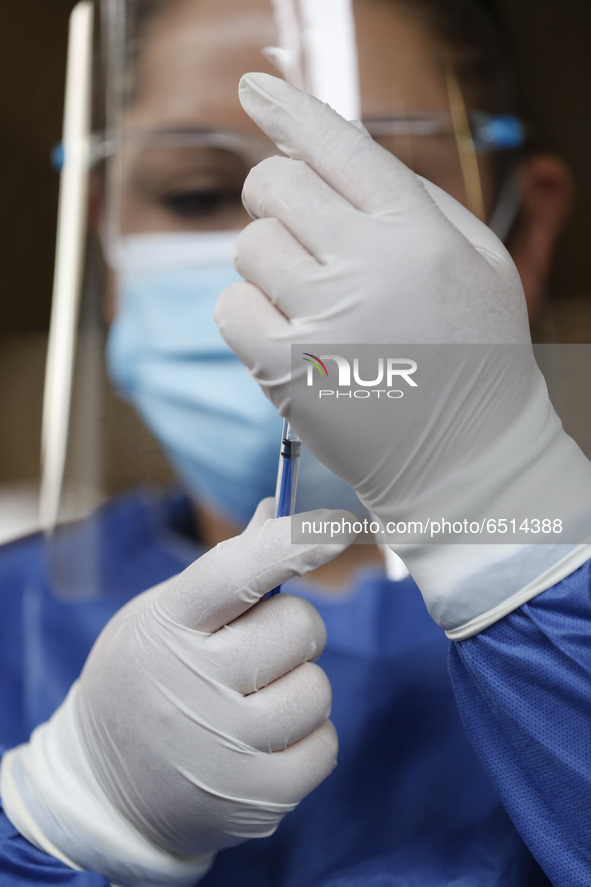 A nurse prepares a dose of Pfizer-BioNTech Covid-19 vaccine before inject to an elderly, during mass vaccine inside of Hermanos Lopez Rayon...