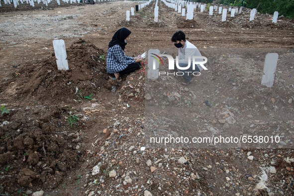 Families member of Covid19 Death Victim visiting the grave at Srengseng Sawah, Jakarta, Indonesia on March 19, 2021. Number of covid19 death...