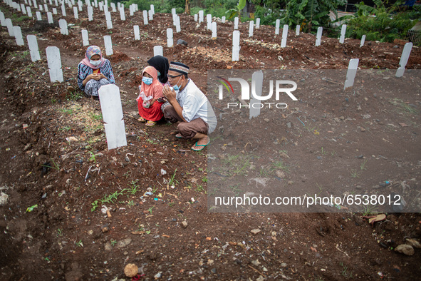 Families member of Covid19 Death Victim visiting the grave at Srengseng Sawah, Jakarta, Indonesia on March 19, 2021. Number of covid19 death...