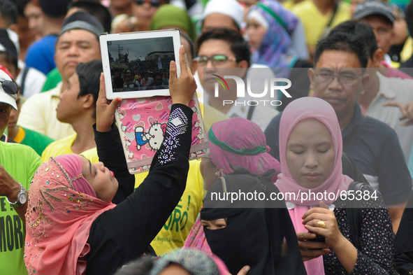 MANILA, Philippines - A muslim woman snaps a photo of the event as Filipino Muslims take part in a rally as they celebrate in Mendiola bridg...