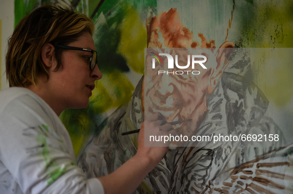 Chelsea Jacobs aka Chels, an American artist living in Dublin, works on a new oil painting of a man feeding pigeons in St Stephen's Green, D...