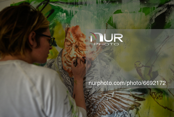 Chelsea Jacobs aka Chels, an American artist living in Dublin, works on a new oil painting of a man feeding pigeons in St Stephen's Green, D...