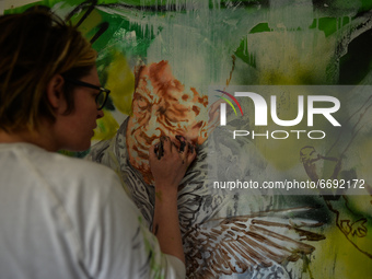 Chelsea Jacobs aka Chels, an American artist living in Dublin, works on a new oil painting of a man feeding pigeons in St Stephen's Green, D...