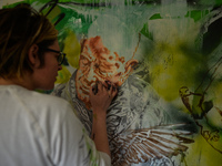 Chelsea Jacobs aka Chels, an American artist living in Dublin, works on a new oil painting of a man feeding pigeons in St Stephen's Green, D...